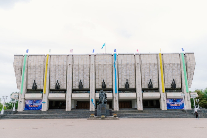 "Внимание, опасная зона!" Что происходит с театрами Алматы