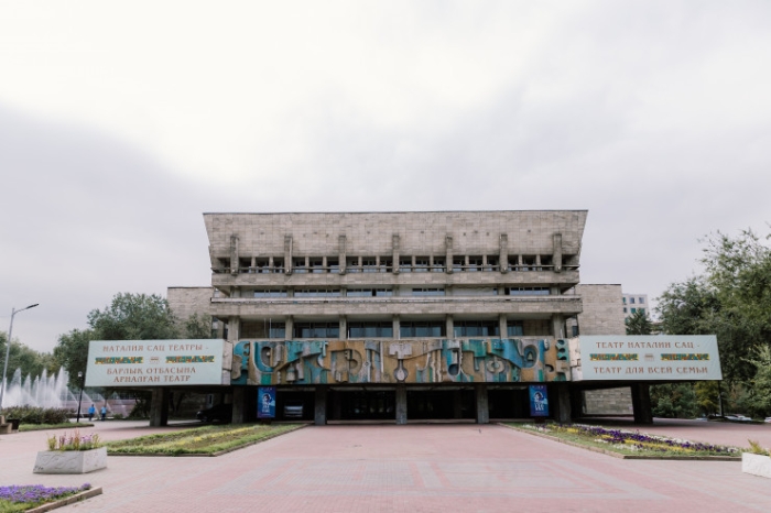 "Внимание, опасная зона!" Что происходит с театрами Алматы