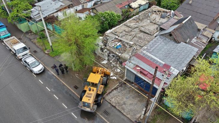 Незаконно построенное двухэтажное здание сносят в Алматы
Незаконно построенное двухэтажное здание сносят в Алматы