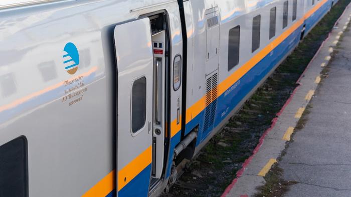 
                                                                                                                                                                                                                                                                                                                                                                                                                                                                Закрытие дорог из Астаны: в поездах организовали дополнительные места
                                                    