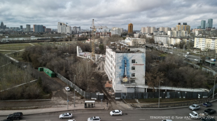 В центре Астаны сносят бывший Дом престарелых: что построят на его месте