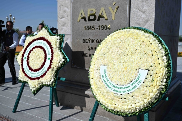 Токаев и Бердымухамедов открыли новый памятник в Ашхабаде Токаев и Бердымухамедов открыли новый памятник в Ашхабаде