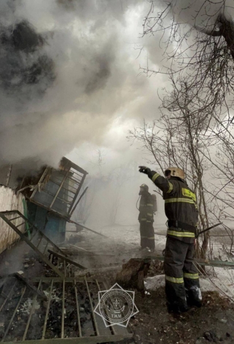 "Уберегли предприятие". В Караганде пожарные потушили огонь в пристройке к зданию
"Уберегли предприятие". В Караганде пожарные потушили огонь в пристройке к зданию