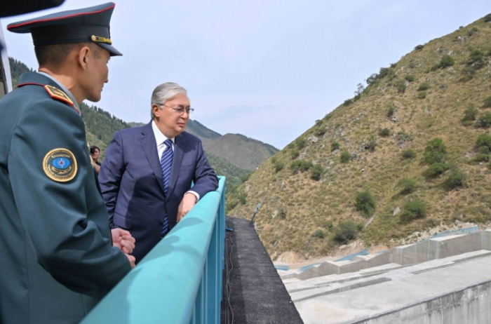 Токаев посетил селезадерживающую плотину "Аюсай"