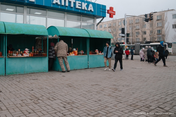 Сделано бабушкой. Кто и почему продает закрутки на улицах Астаны?