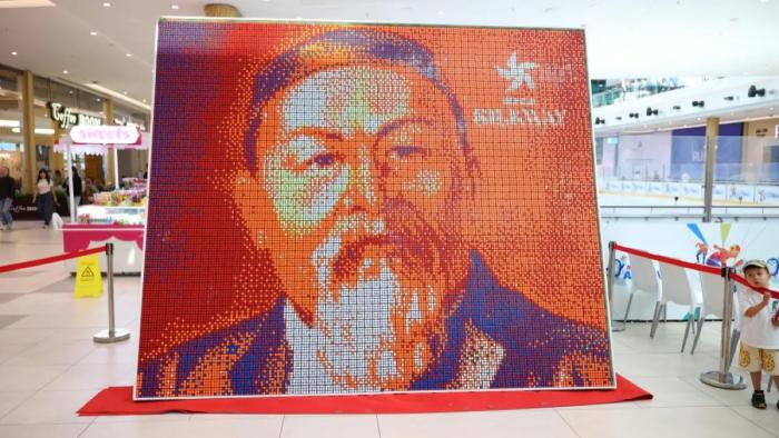 Портрет Абая из 3000 кубиков Рубика собрали в Астане
Портрет Абая из 3000 кубиков Рубика собрали в Астане