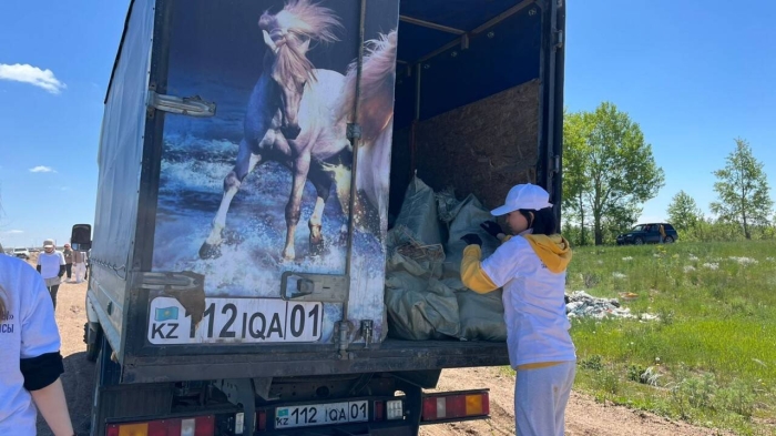 
1,3 тонны мусора вывезли с берегов Есиля в Астане за день
