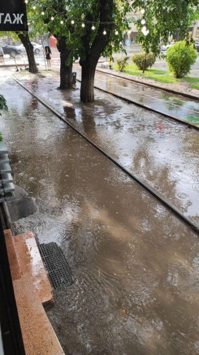 Алматинцы делятся фото и видео затопленных улиц после ливня