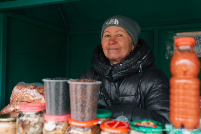 Сделано бабушкой. Кто и почему продает закрутки на улицах Астаны?