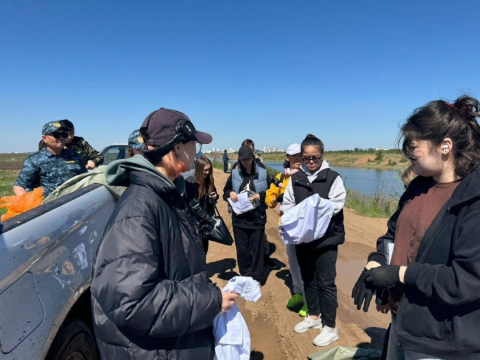 
1,3 тонны мусора вывезли с берегов Есиля в Астане за день
