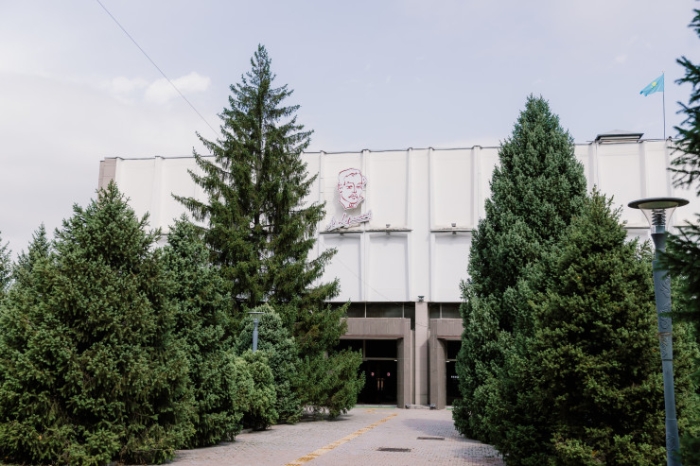 "Внимание, опасная зона!" Что происходит с театрами Алматы