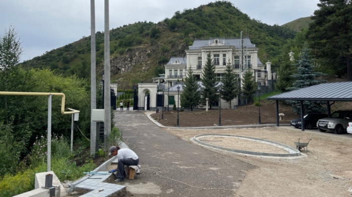 "Дворец" в Бутаковском ущелье удивил алматинских туристов