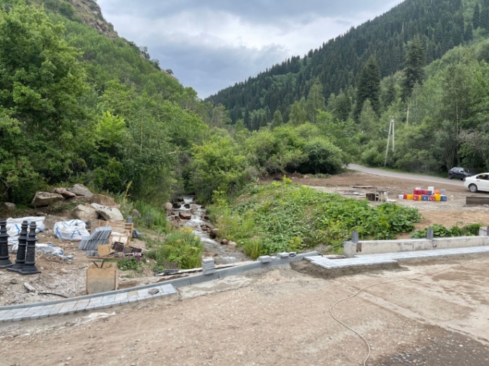 "Дворец" в Бутаковском ущелье удивил алматинских туристов