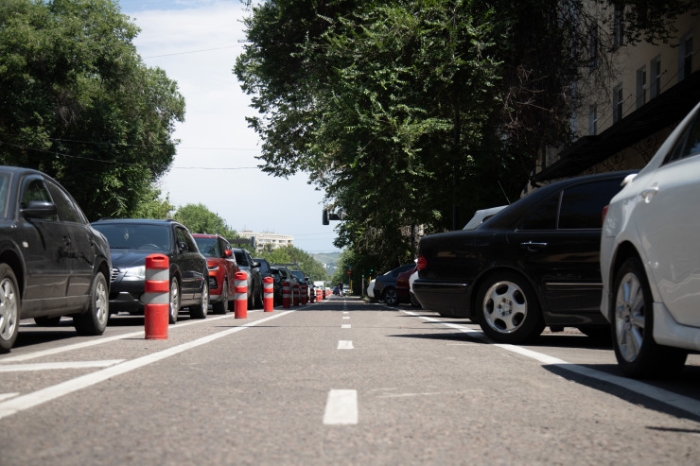 "Нарезаешь круги, что глаз начинает дергаться". Как алматинцы "дерутся" за парковки