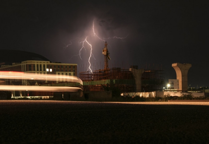 Молния ударила в LRT? Необычный кадр удара молнии сняли в Астане