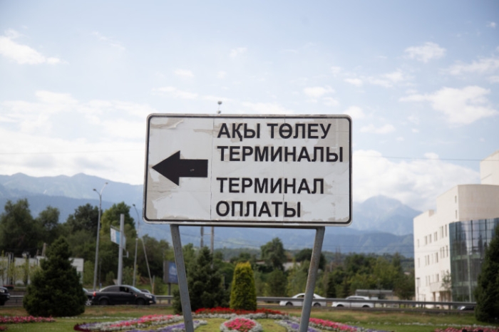 "Нарезаешь круги, что глаз начинает дергаться". Как алматинцы "дерутся" за парковки