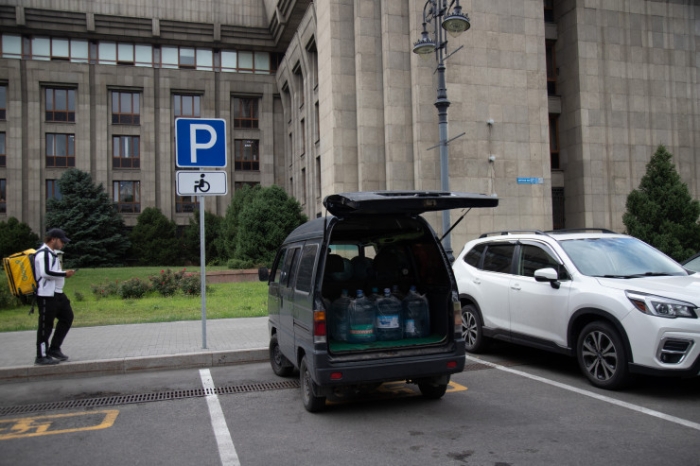 "Нарезаешь круги, что глаз начинает дергаться". Как алматинцы "дерутся" за парковки