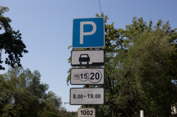 "Нарезаешь круги, что глаз начинает дергаться". Как алматинцы "дерутся" за парковки