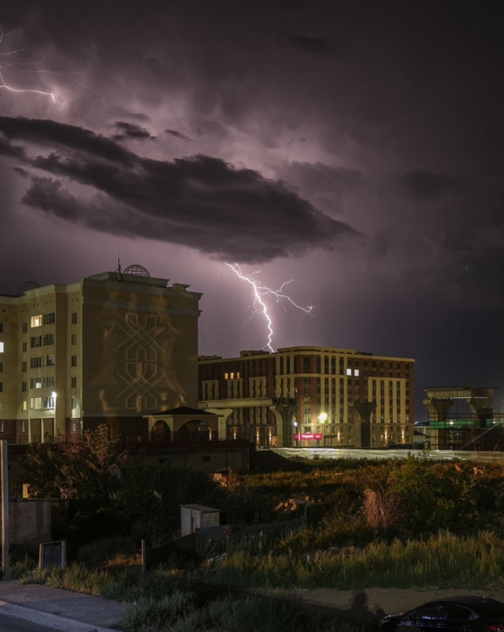 Молния ударила в LRT? Необычный кадр удара молнии сняли в Астане