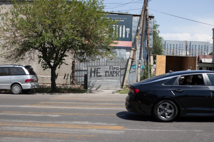 "Нарезаешь круги, что глаз начинает дергаться". Как алматинцы "дерутся" за парковки