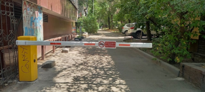 "Нарезаешь круги, что глаз начинает дергаться". Как алматинцы "дерутся" за парковки