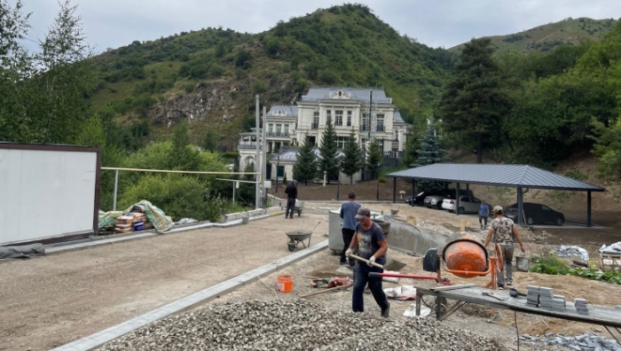 "Дворец" в Бутаковском ущелье удивил алматинских туристов