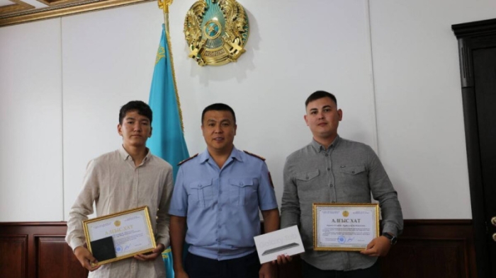 Таксист и курьер вернули пожилой актюбинке выманенные мошенниками деньги