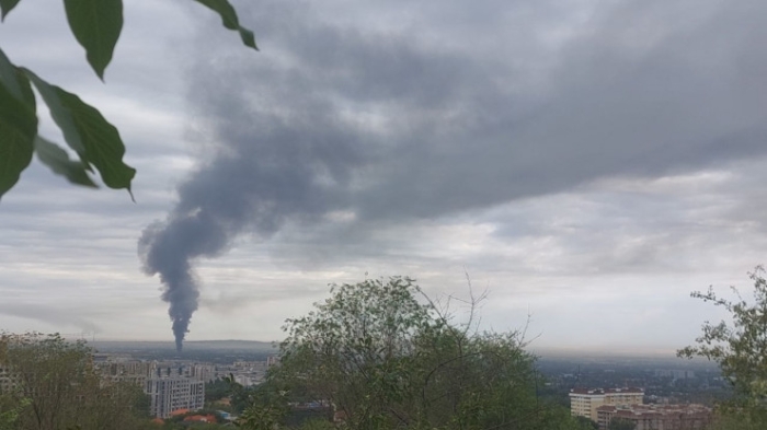Крупный пожар разгорелся на барахолке в Алматы