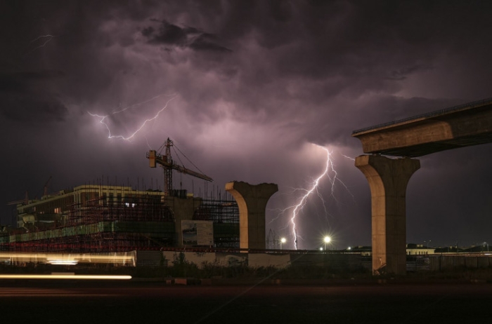 Молния ударила в LRT? Необычный кадр удара молнии сняли в Астане