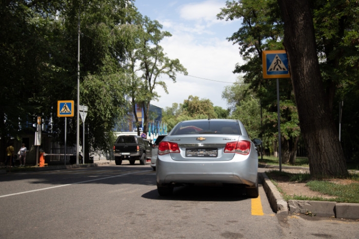 "Нарезаешь круги, что глаз начинает дергаться". Как алматинцы "дерутся" за парковки