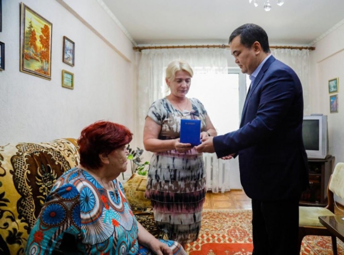 Аким Касымбек пришел в дом погибшего учителя Аким Касымбек пришел в дом погибшего учителя