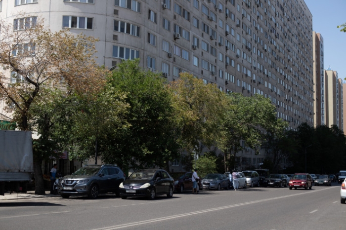 "Нарезаешь круги, что глаз начинает дергаться". Как алматинцы "дерутся" за парковки