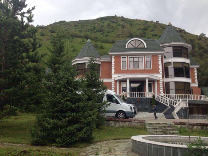 "Дворец" в Бутаковском ущелье удивил алматинских туристов