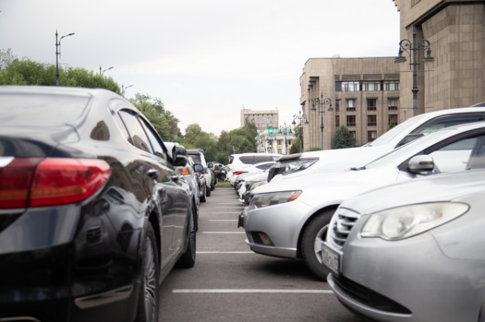 "Нарезаешь круги, что глаз начинает дергаться". Как алматинцы "дерутся" за парковки