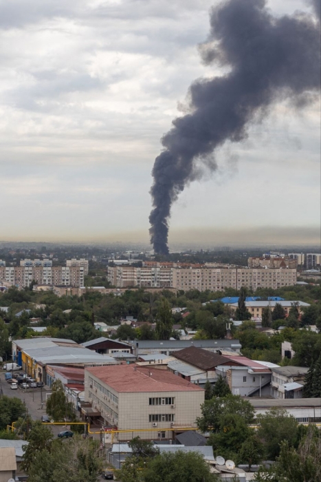 Крупный пожар разгорелся на барахолке в Алматы