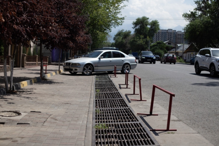 "Нарезаешь круги, что глаз начинает дергаться". Как алматинцы "дерутся" за парковки