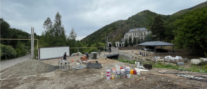 "Дворец" в Бутаковском ущелье удивил алматинских туристов