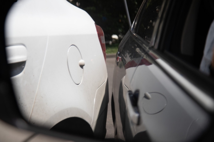 "Нарезаешь круги, что глаз начинает дергаться". Как алматинцы "дерутся" за парковки