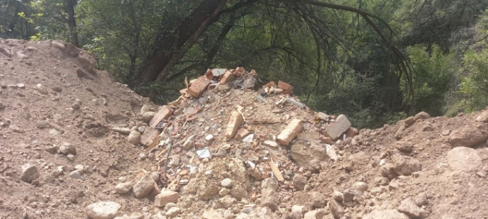 КамАЗы приезжают по ночам, без номеров. Жители микрорайона рядом с Кок-Тобе почти год борются с беспределом