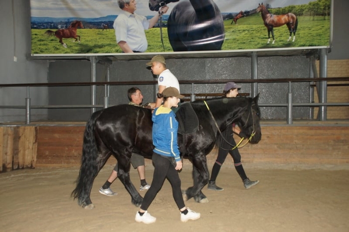 Дети с особыми потребностями могут бесплатно пройти курсы иппотерапии в Караганде" />

