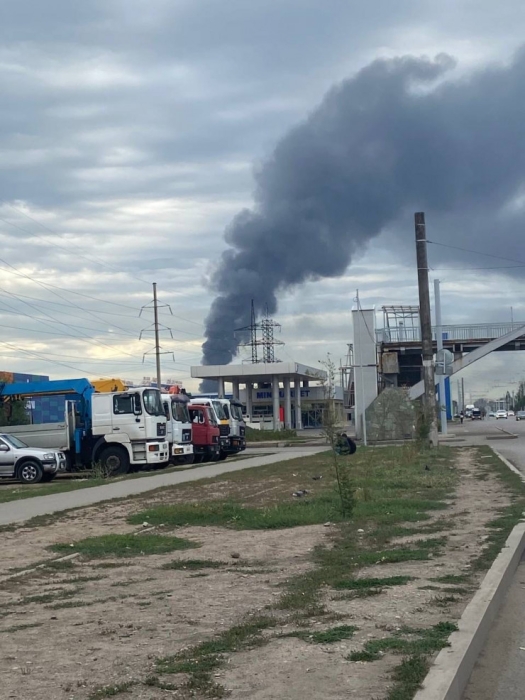Крупный пожар разгорелся на барахолке в Алматы