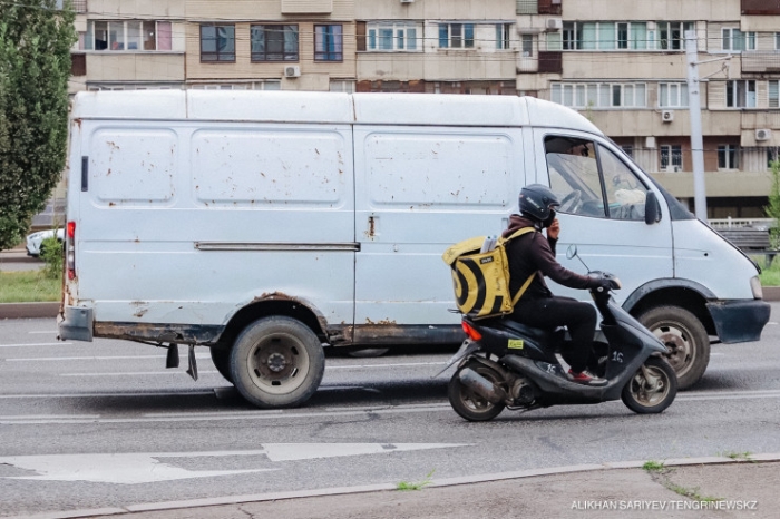 "Нарезаешь круги, что глаз начинает дергаться". Как алматинцы "дерутся" за парковки