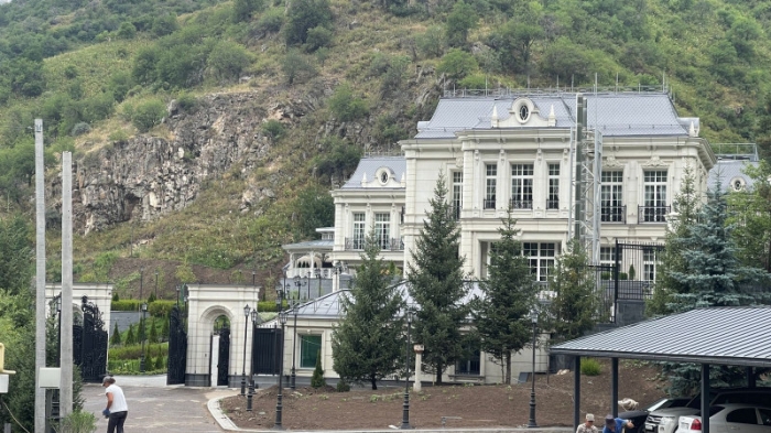 "Дворец" в Бутаковском ущелье удивил алматинских туристов