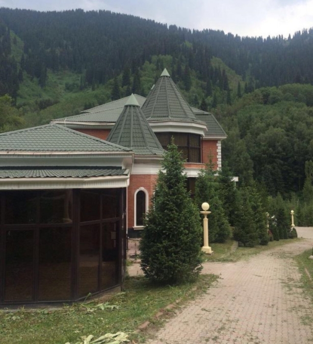 "Дворец" в Бутаковском ущелье удивил алматинских туристов