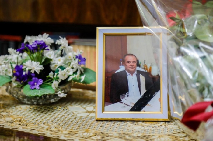 Аким Касымбек пришел в дом погибшего учителя Аким Касымбек пришел в дом погибшего учителя