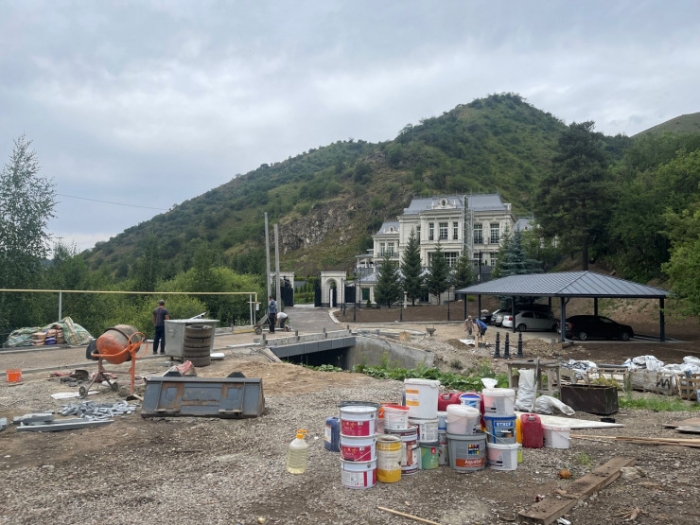 "Дворец" в Бутаковском ущелье удивил алматинских туристов