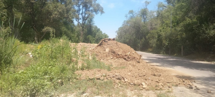 КамАЗы приезжают по ночам, без номеров. Жители микрорайона рядом с Кок-Тобе почти год борются с беспределом