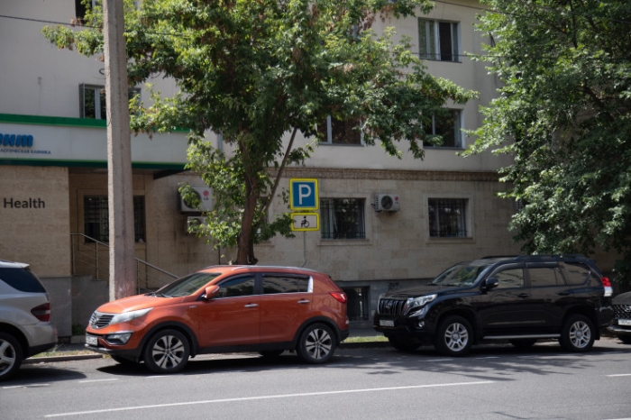 "Нарезаешь круги, что глаз начинает дергаться". Как алматинцы "дерутся" за парковки