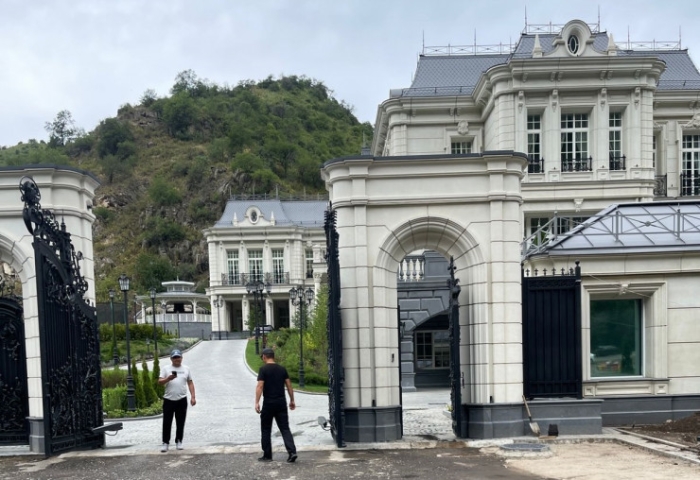 "Дворец" в Бутаковском ущелье удивил алматинских туристов