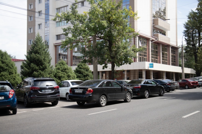 "Нарезаешь круги, что глаз начинает дергаться". Как алматинцы "дерутся" за парковки